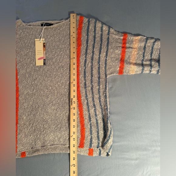 Stylish Gray Sweater with Vibrant Stripes - Picture 11 of 11